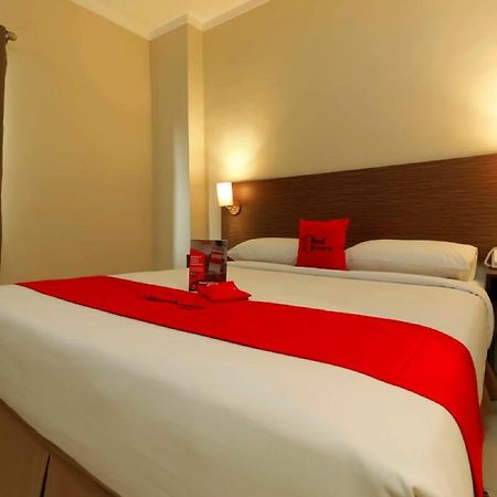 Reddoorz Plus Near Pantai Losari Макасар Екстер'єр фото