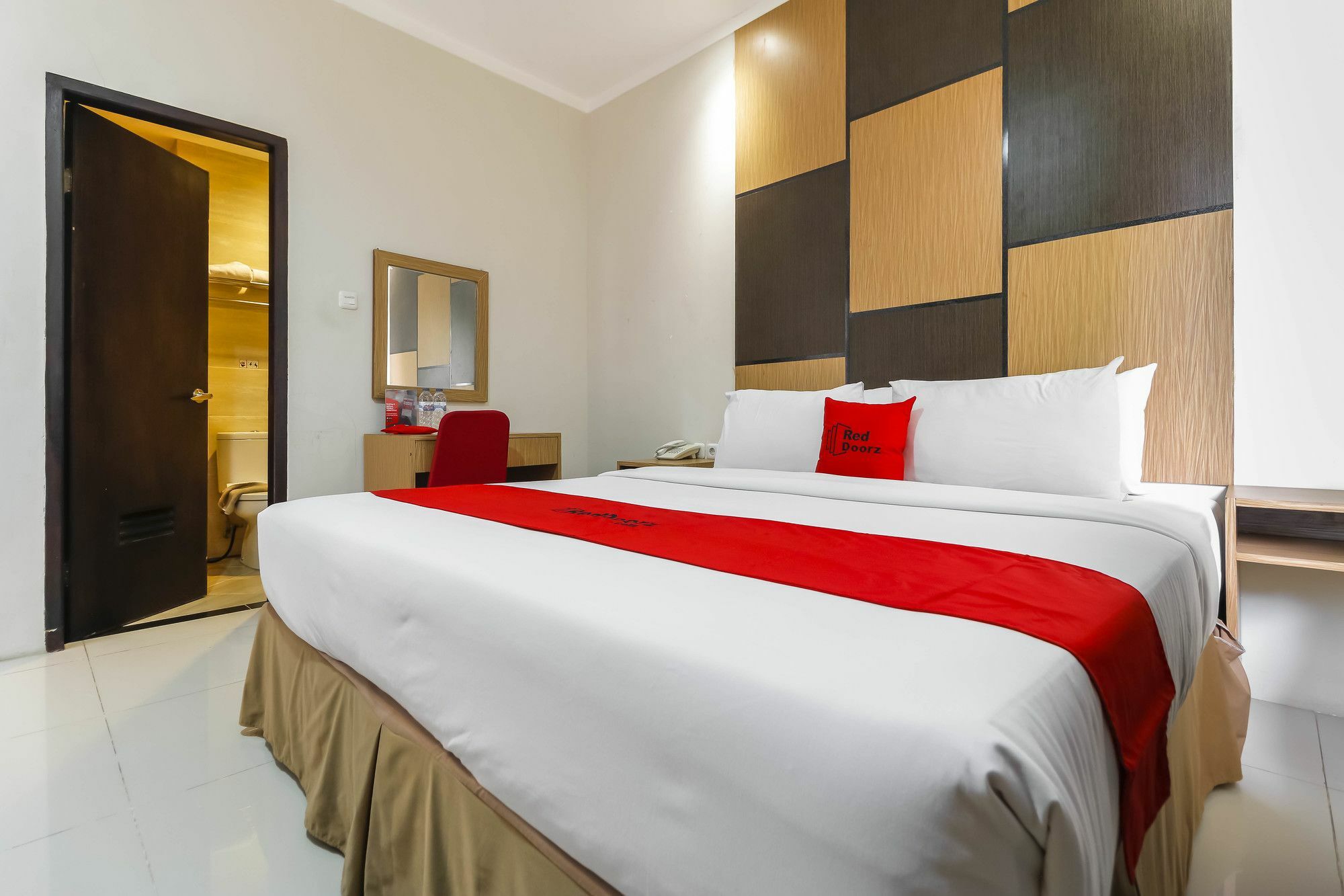 Reddoorz Plus Near Pantai Losari Макасар Екстер'єр фото
