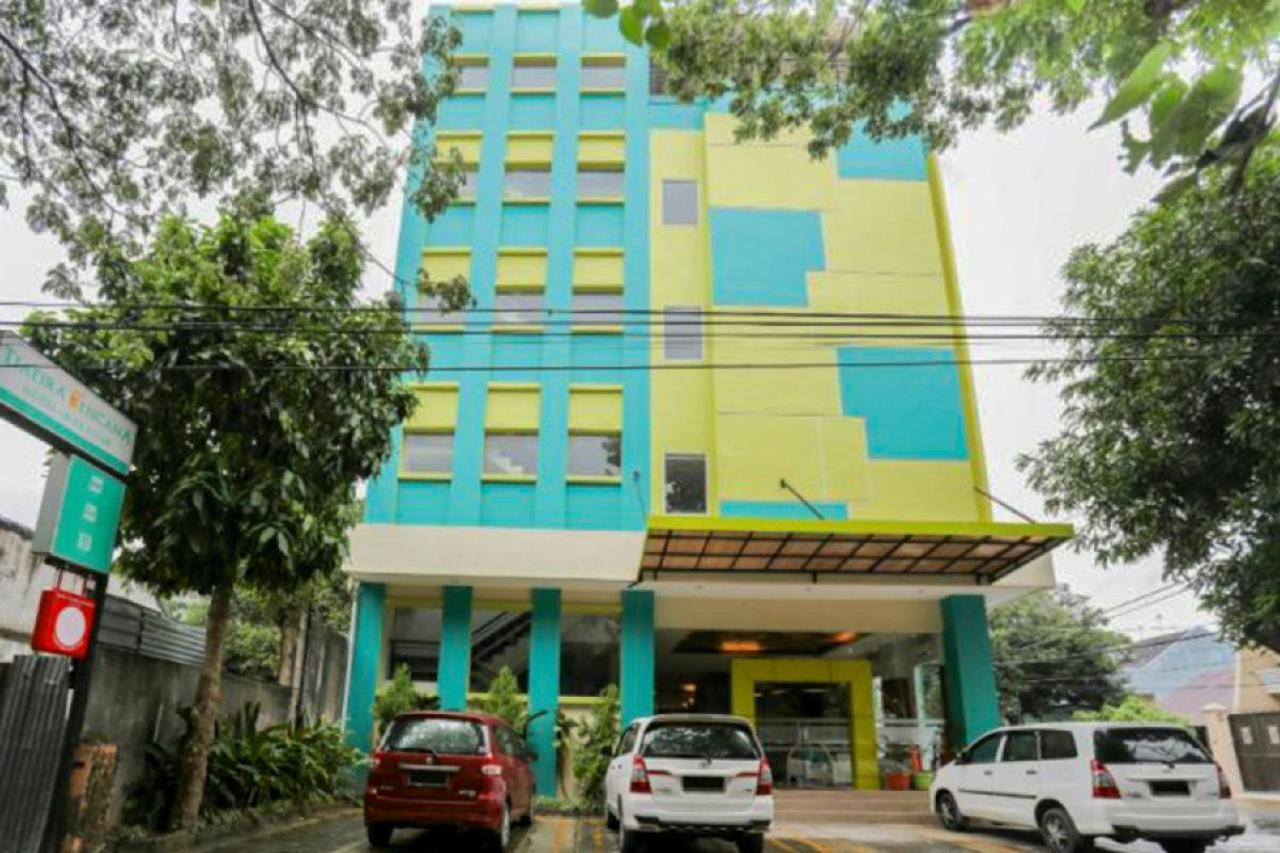 Reddoorz Plus Near Pantai Losari Макасар Екстер'єр фото