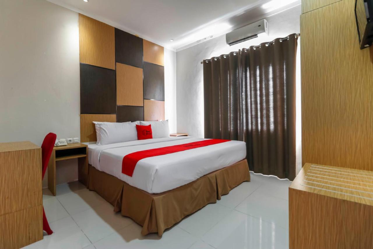 Reddoorz Plus Near Pantai Losari Макасар Екстер'єр фото