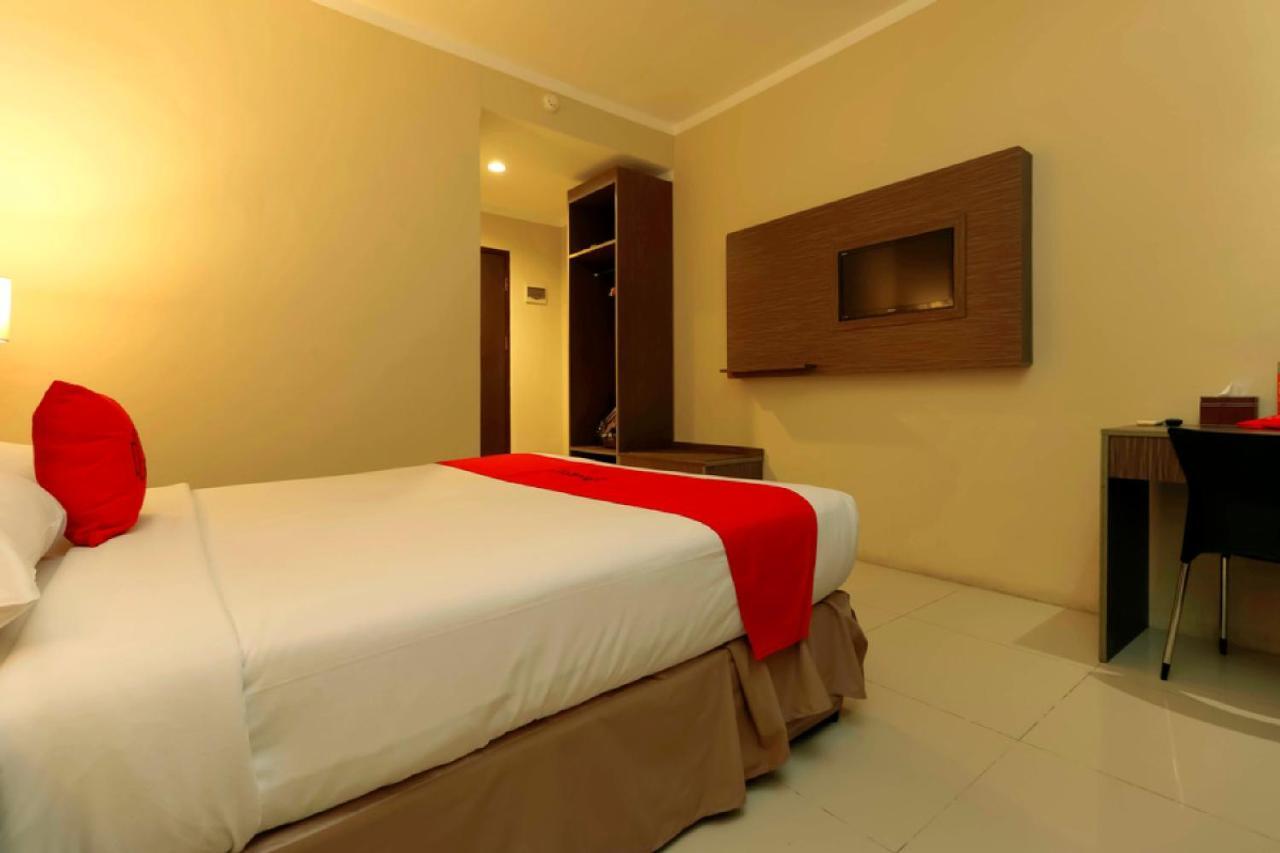 Reddoorz Plus Near Pantai Losari Макасар Екстер'єр фото