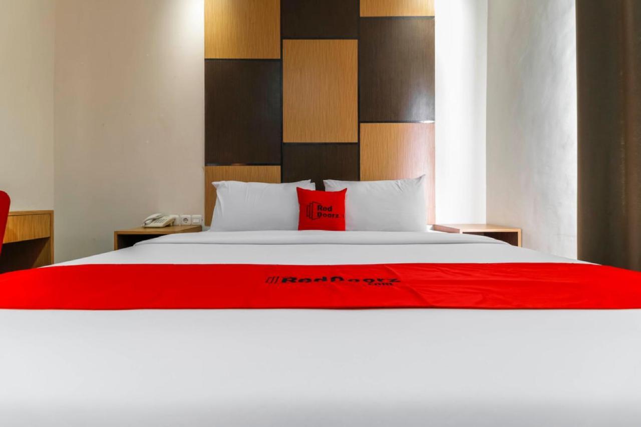 Reddoorz Plus Near Pantai Losari Макасар Екстер'єр фото