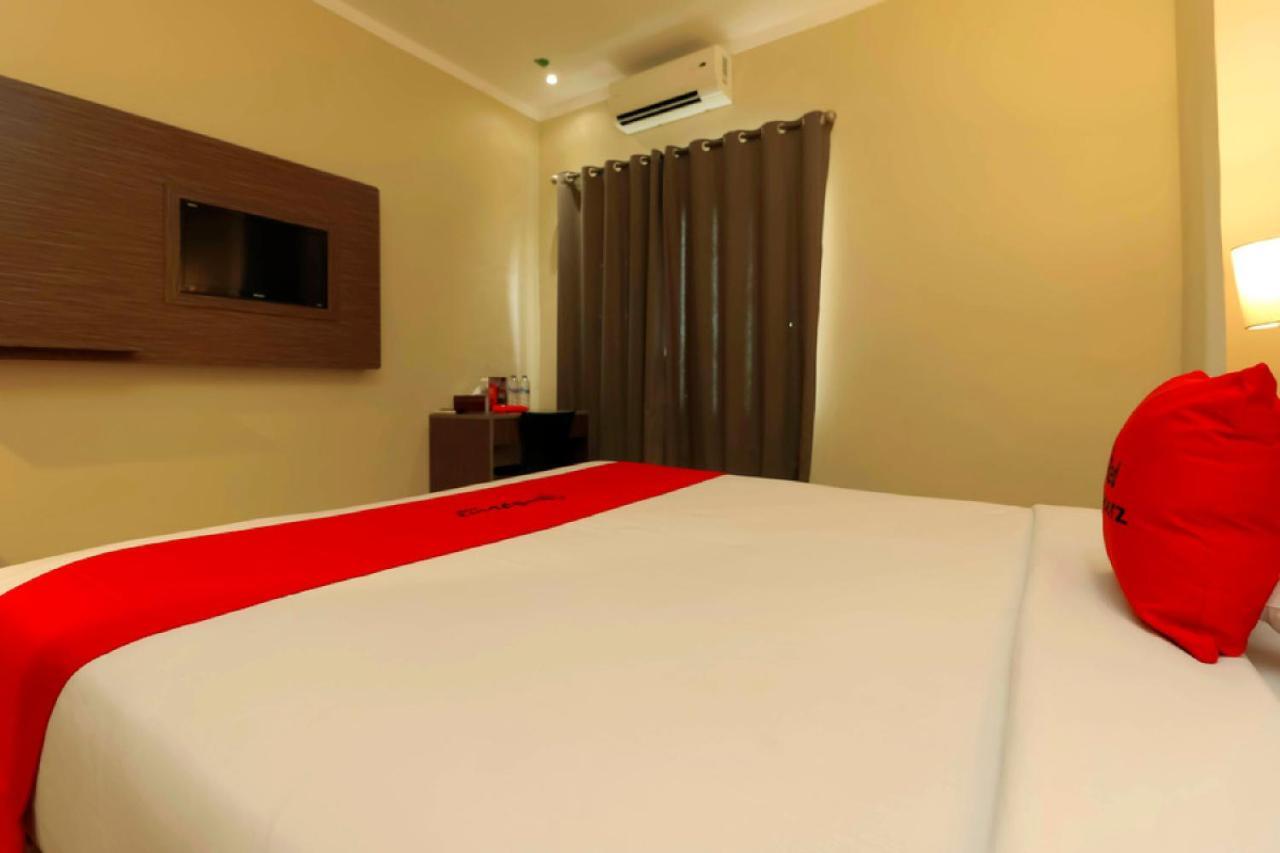 Reddoorz Plus Near Pantai Losari Макасар Екстер'єр фото